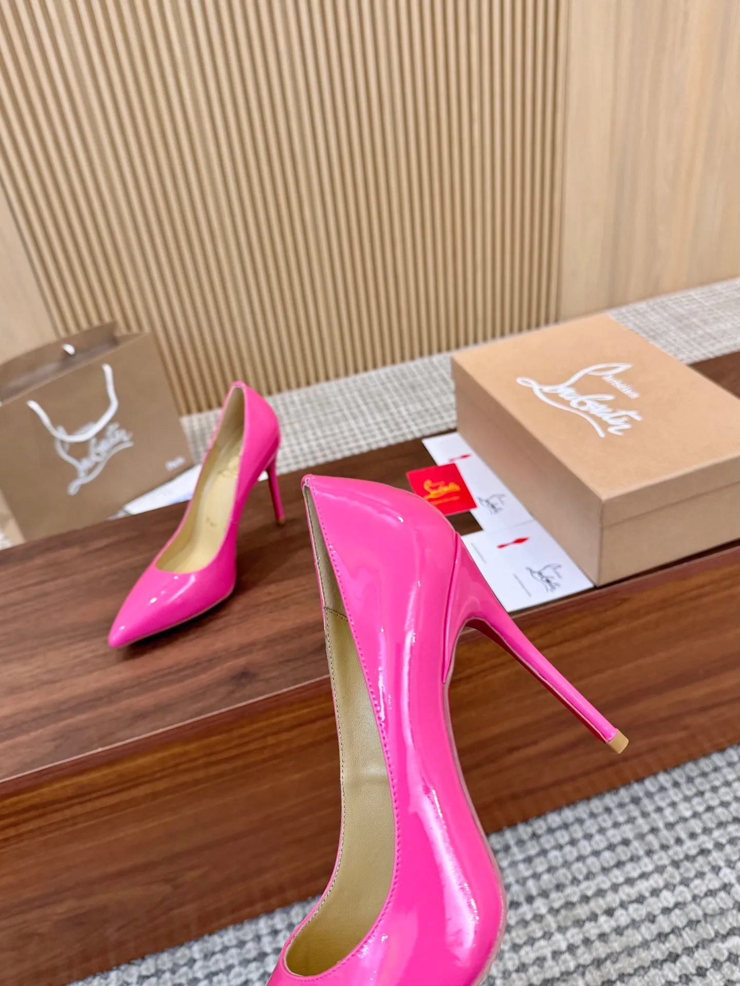 👟👟Ex-factory price 440👟👟 Genuine leather sole +40 Year-round shipment💝Christian Louboutin CL👠 Classic "💎Cow Patent Leather💎Series" noble and luxurious, real blingbling✨ Real materials, all customized by the pattern maker, and the materials are made of original customized materials, achieving the taste of the original 6 color options💍 Upper: Imported 👉Cow patent leather💪 Lining: Sheepskin foot pad/lining Size: 34-40.41.42 Heel height: 10.5cm and 8.5cm two options Leather sole Rubber sole
